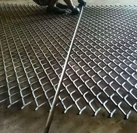 35x80毫米菱形铁板网|38x80毫米镀锌铁板网|40x80毫米铁板网|